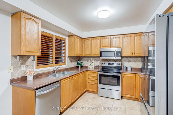 Photo 12 at 54 Ferncroft Place, Fletcher's Meadow, Brampton