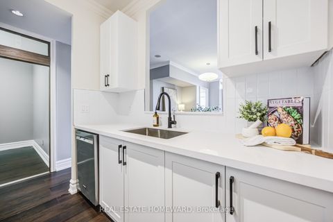 Photo 4 at 1003 - 438 Richmond Street W, Waterfront Communities C1, Toronto