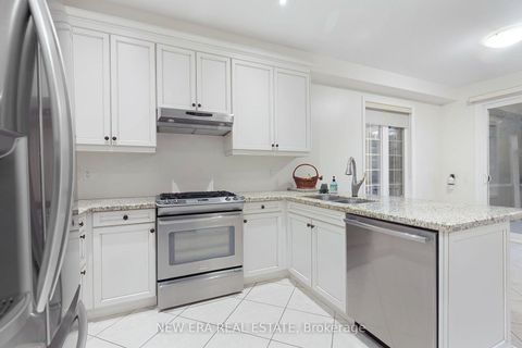 Photo 10 at 2 Lady Valentina Avenue, Patterson, Vaughan