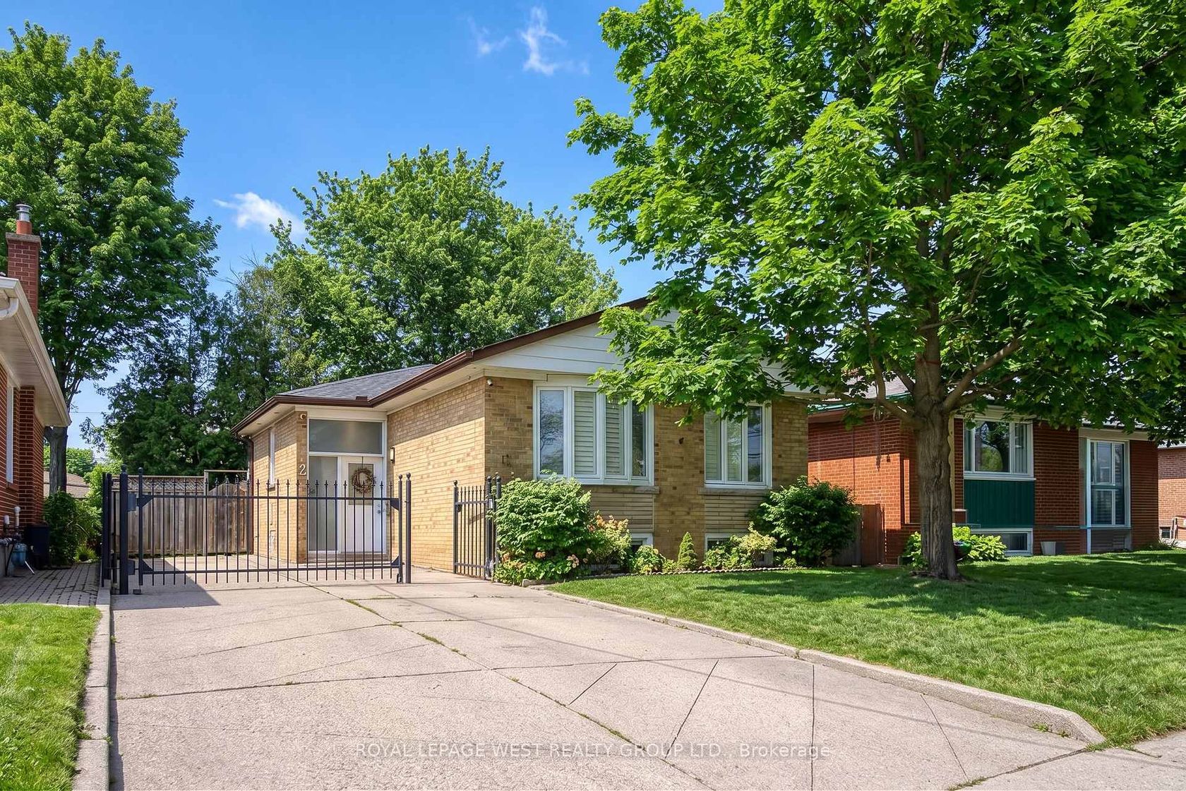 12 Leavenworth Crescent, Markland Wood, Toronto 