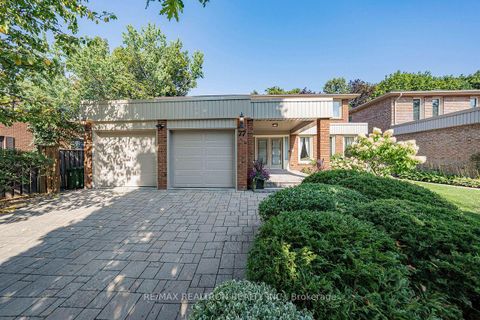 Photo 3 at 77 Mossgrove Trail, Windfields, Toronto