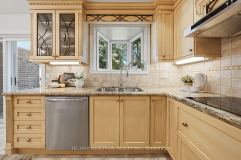 Photo 15 at 77 Mossgrove Trail, Windfields, Toronto