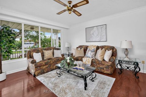Photo 5 at 31 CORINTHIAN Boulevard, L'Amoreaux, Toronto