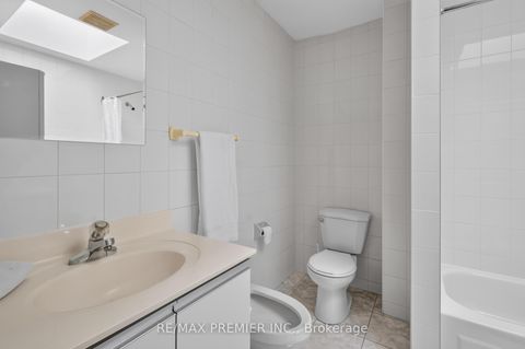 Photo 11 at 31 CORINTHIAN Boulevard, L'Amoreaux, Toronto