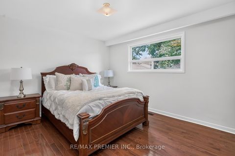 Photo 13 at 31 CORINTHIAN Boulevard, L'Amoreaux, Toronto