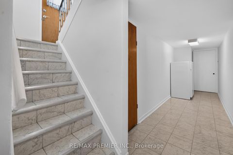 Photo 18 at 31 CORINTHIAN Boulevard, L'Amoreaux, Toronto