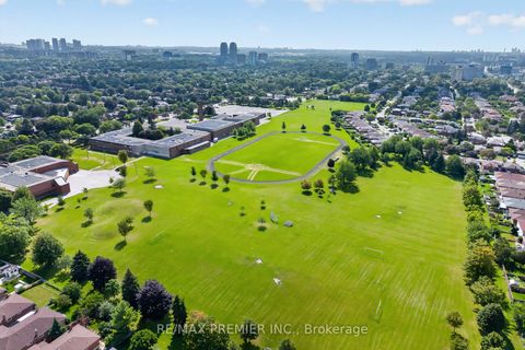 Photo 31 at 31 CORINTHIAN Boulevard, L'Amoreaux, Toronto