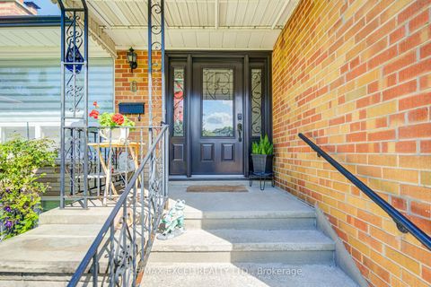 Photo 2 at 6 Averill Crescent, Newtonbrook East, Toronto