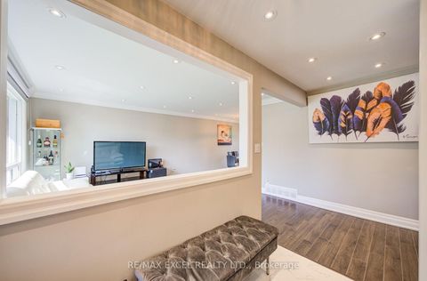 Photo 4 at 6 Averill Crescent, Newtonbrook East, Toronto