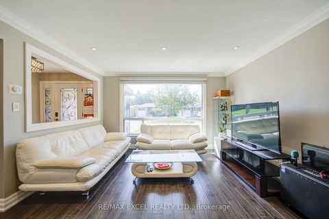 Photo 7 at 6 Averill Crescent, Newtonbrook East, Toronto