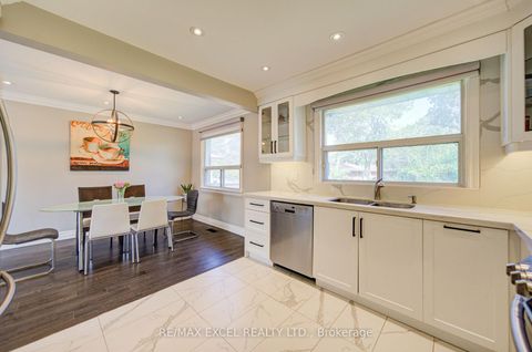 Photo 15 at 6 Averill Crescent, Newtonbrook East, Toronto