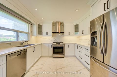 Photo 16 at 6 Averill Crescent, Newtonbrook East, Toronto