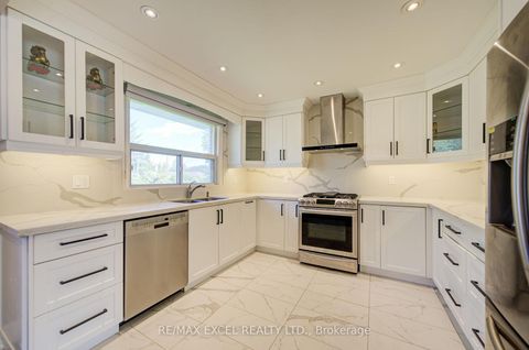 Photo 17 at 6 Averill Crescent, Newtonbrook East, Toronto