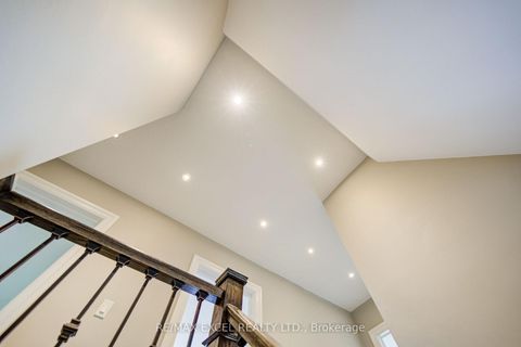 Photo 18 at 6 Averill Crescent, Newtonbrook East, Toronto