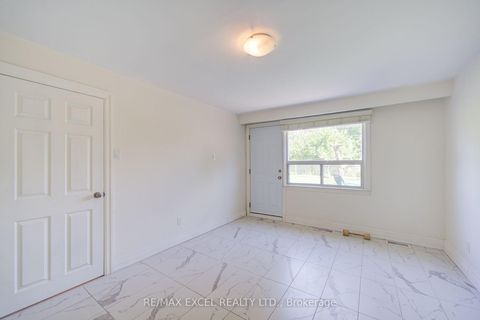 Photo 30 at 6 Averill Crescent, Newtonbrook East, Toronto