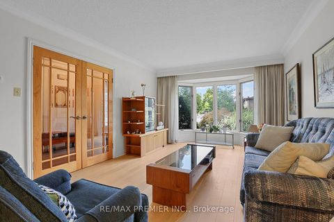 Photo 2 at 19 Temagami Court, Newtonbrook East, Toronto