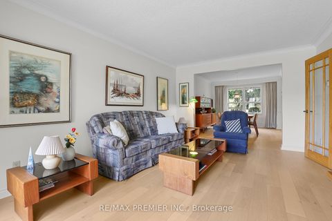 Photo 3 at 19 Temagami Court, Newtonbrook East, Toronto