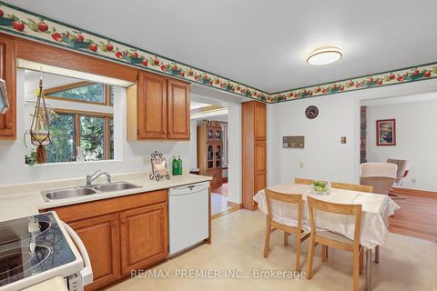 Photo 6 at 19 Temagami Court, Newtonbrook East, Toronto