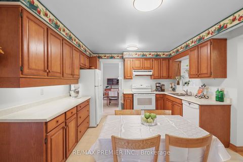 Photo 7 at 19 Temagami Court, Newtonbrook East, Toronto