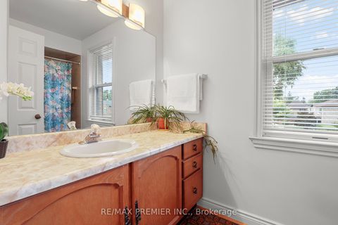 Photo 13 at 19 Temagami Court, Newtonbrook East, Toronto
