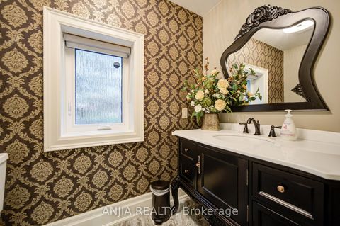 Photo 16 at 452 Fernleigh Circle S, Crosby, Richmond Hill