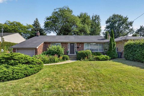 Photo 2 at 7 Greening Crescent, Rosethorn, Toronto