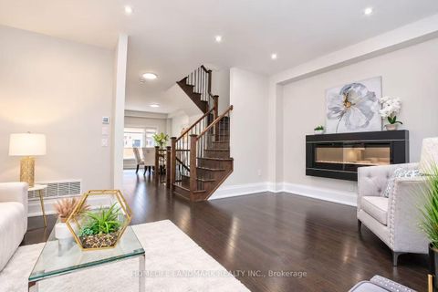 Photo 6 at 30 Kenneth Wood Crescent, Newtonbrook East, Toronto