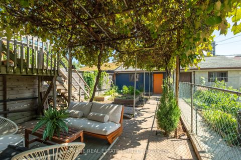 Photo 23 at 221 Palmerston Avenue, Bellwoods, Toronto
