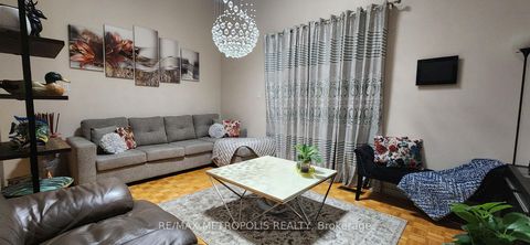 Photo 3 at 8 - 21 Rockwood Drive, Cliffcrest, Toronto