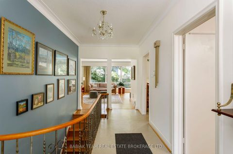 Photo 2 at 4 Ivy Lea Crescent, Queensway, Toronto