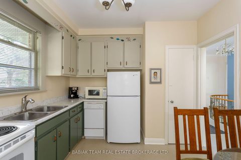 Photo 7 at 4 Ivy Lea Crescent, Queensway, Toronto