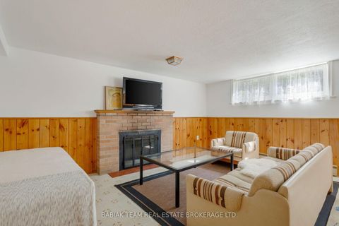 Photo 13 at 4 Ivy Lea Crescent, Queensway, Toronto
