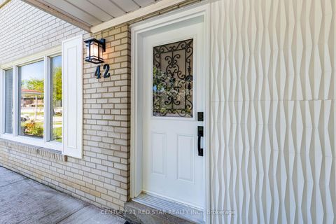 Photo 2 at 42 Broadfield Drive, Markland Wood, Toronto