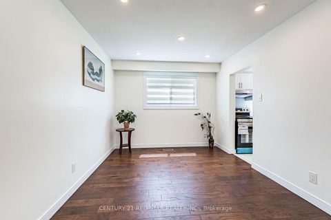 Photo 7 at 42 Broadfield Drive, Markland Wood, Toronto