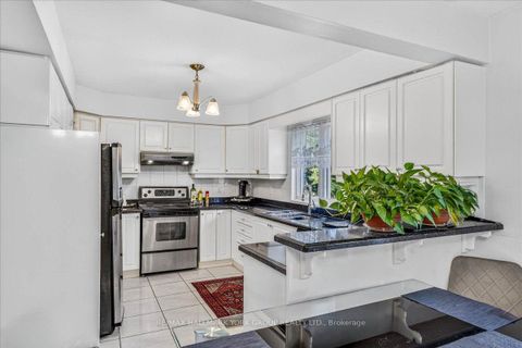 Photo 13 at 96 Townsgate Drive, Yorkhill, Vaughan