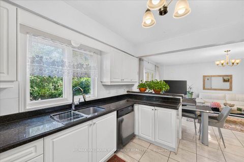 Photo 14 at 96 Townsgate Drive, Yorkhill, Vaughan