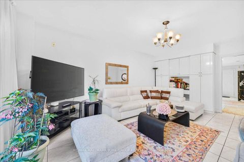 Photo 15 at 96 Townsgate Drive, Yorkhill, Vaughan