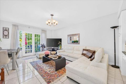 Photo 16 at 96 Townsgate Drive, Yorkhill, Vaughan