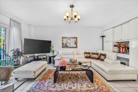 Photo 17 at 96 Townsgate Drive, Yorkhill, Vaughan