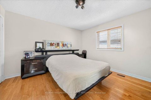 Photo 19 at 96 Townsgate Drive, Yorkhill, Vaughan
