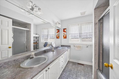 Photo 21 at 96 Townsgate Drive, Yorkhill, Vaughan