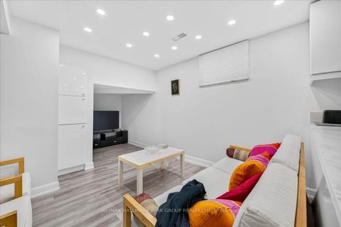 Photo 22 at 96 Townsgate Drive, Yorkhill, Vaughan