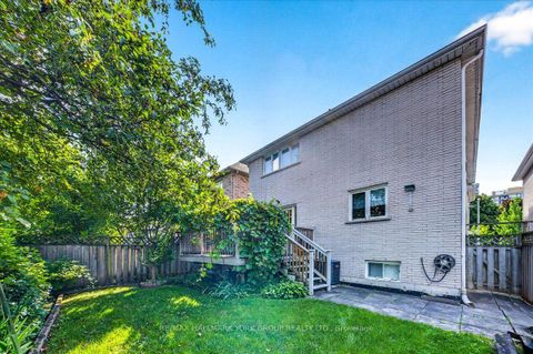 Photo 25 at 96 Townsgate Drive, Yorkhill, Vaughan