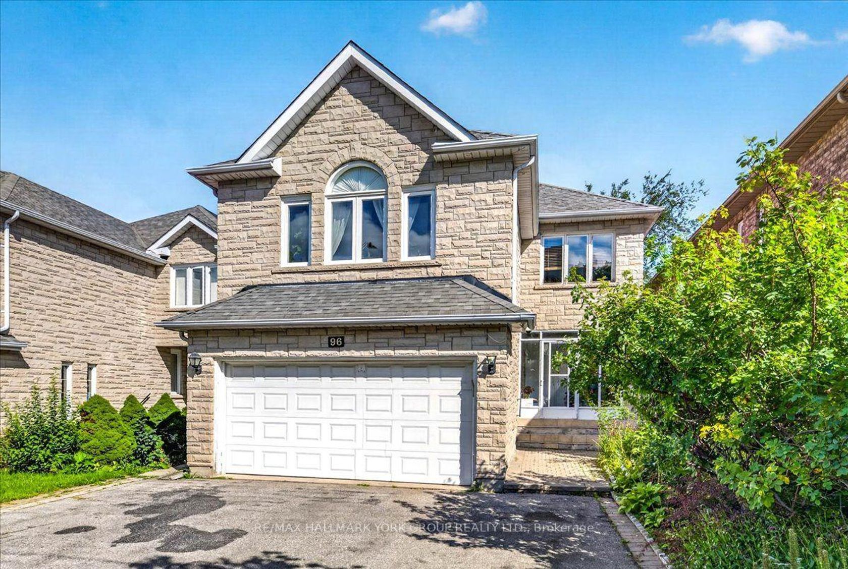 96 Townsgate Drive, Yorkhill, Vaughan photo number 2