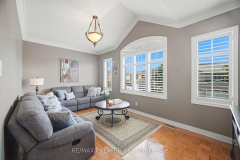 Photo 5 at 137 Blackthorn Drive, Maple, Vaughan
