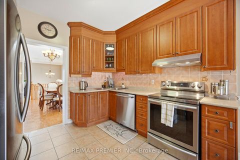 Photo 8 at 137 Blackthorn Drive, Maple, Vaughan