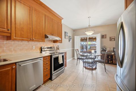 Photo 10 at 137 Blackthorn Drive, Maple, Vaughan