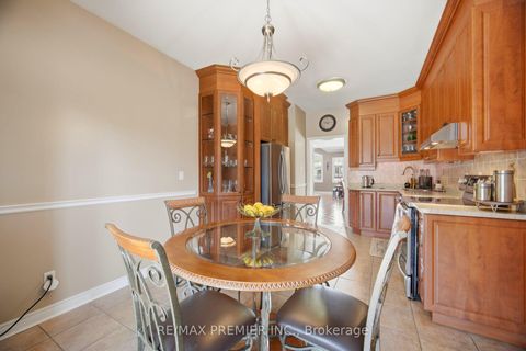 Photo 11 at 137 Blackthorn Drive, Maple, Vaughan