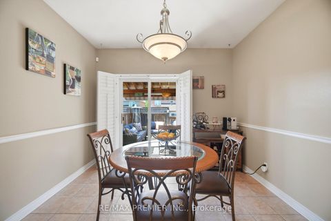 Photo 12 at 137 Blackthorn Drive, Maple, Vaughan