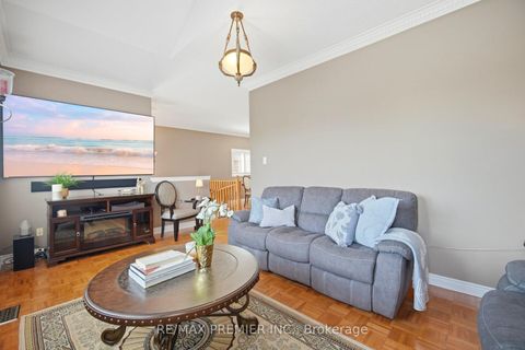 Photo 13 at 137 Blackthorn Drive, Maple, Vaughan